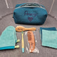 Trousse de toilette + Peigne et Brosse + Brosse à dents + Lingettes et Gants | A Personnaliser